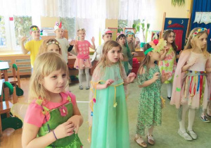 Dzieci tańczą na balu wiosny.